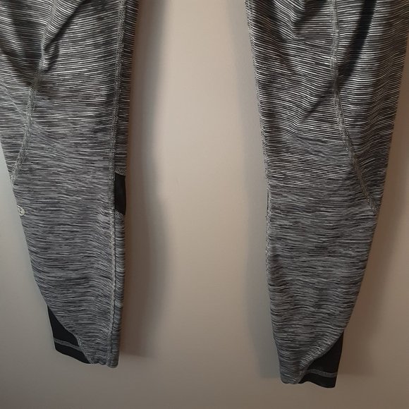 lululemon Leggings Size 6, Cropped, Pockets, Black and Grey, - Picture 9 of 13